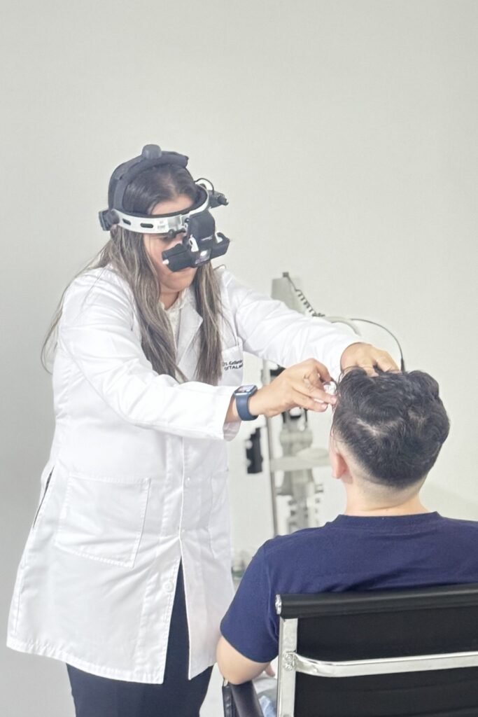 Dra. Catherine Hernández examinando a un paciente con oftalmoscopio indirecto