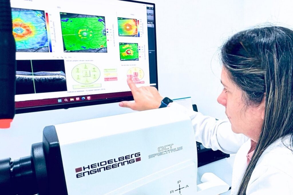 Dra. Catherine Hernández revisando un estudio de OCT