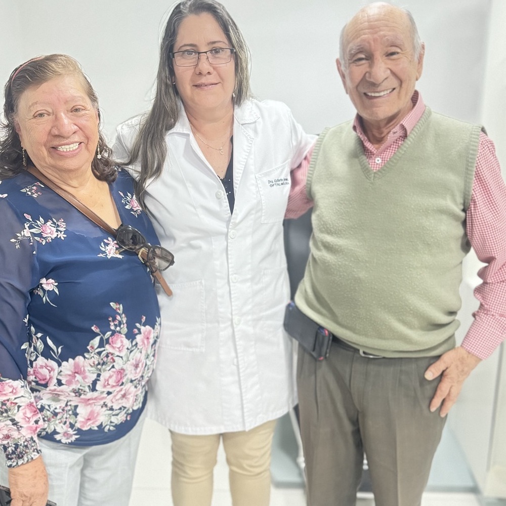 Dra. Catherine Hernández con pacientes