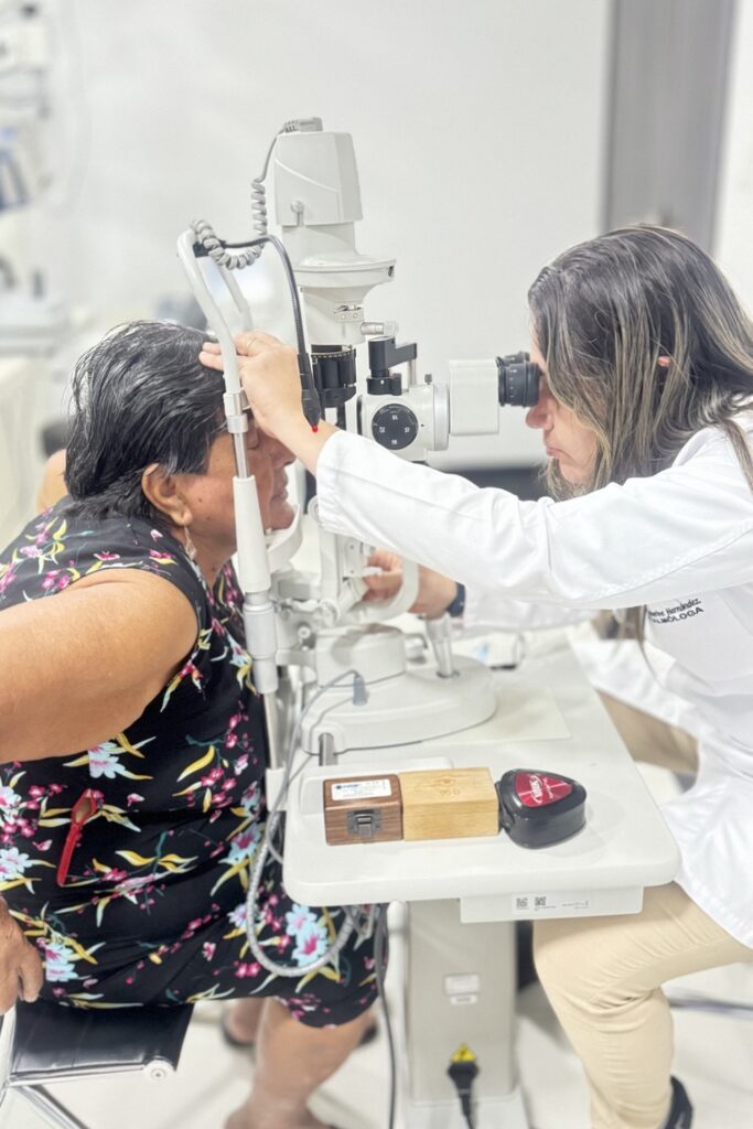 Dra. Catherine Hernández examinando a una paciente